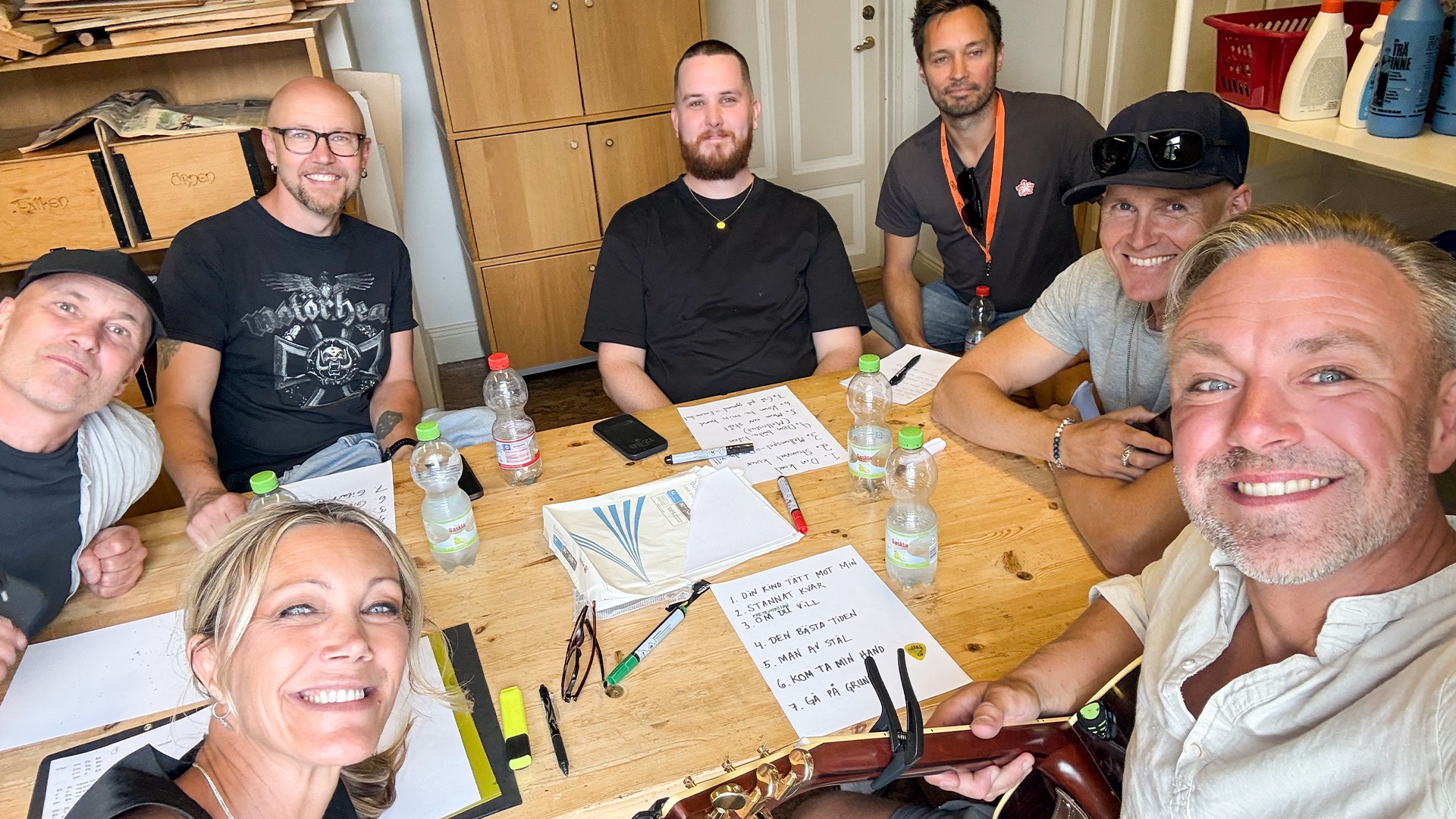 PELLAS och bandet backstage inför livespelning