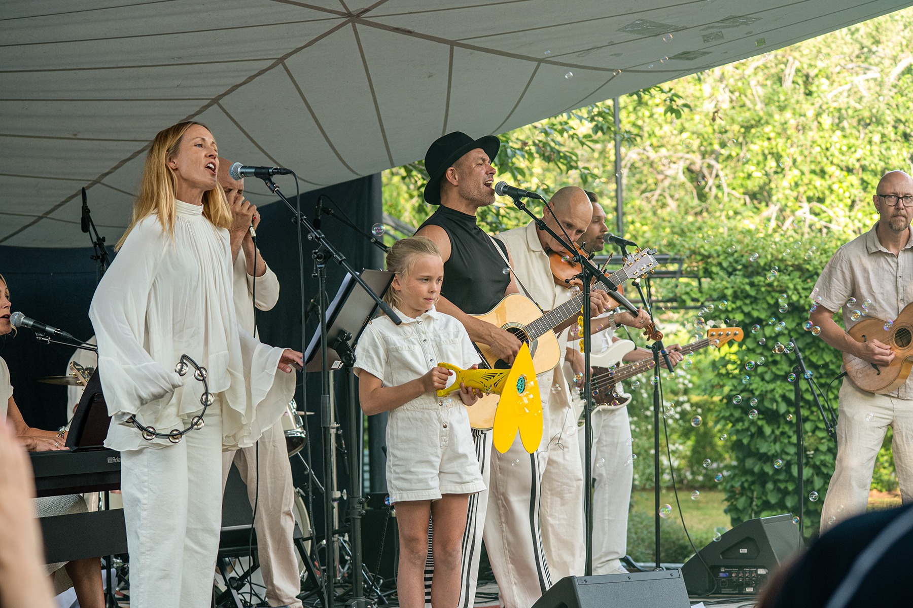 PELLAS med band på scen under folkrockkonsert